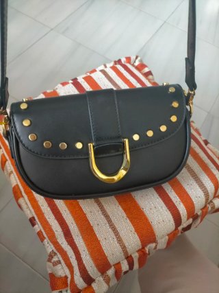 Bolso negro con detalles dorados