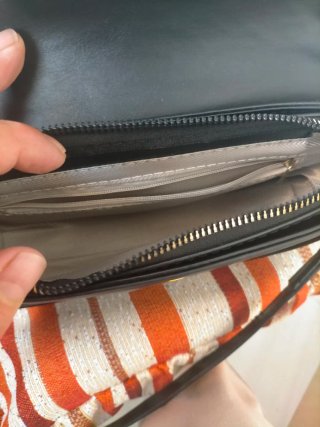 Bolso negro con detalles dorados