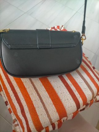 Bolso negro con detalles dorados