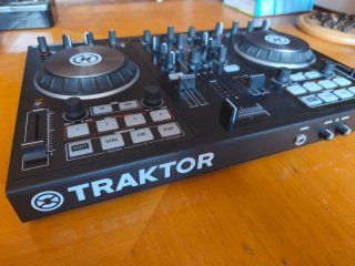 Controlador DJ Traktor S2 con su caja