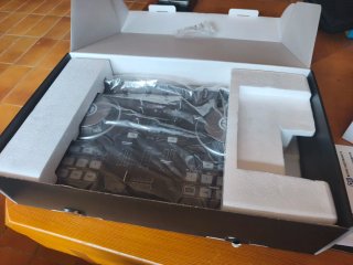 Controlador DJ Traktor S2 con su caja