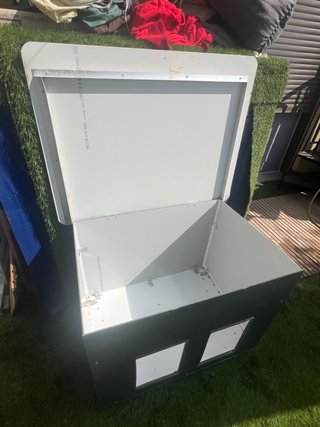 Caseta exterior para perro fabricada en Dibond 4mm