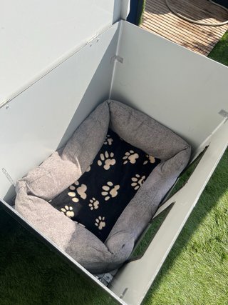 Caseta exterior para perro fabricada en Dibond 4mm