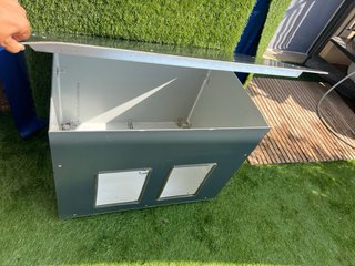 Caseta exterior para perro fabricada en Dibond 4mm