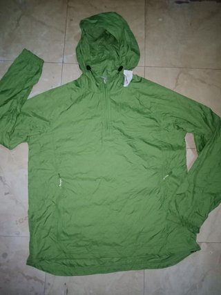 Chaqueta verde con capucha