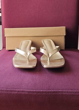 Sandalias doradas tacón bajo