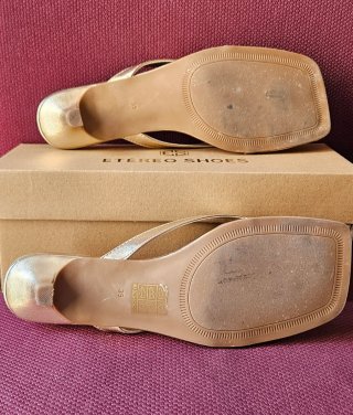 Sandalias doradas tacón bajo