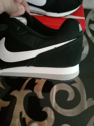 Zapatillas Nike Talla 37.5 Negras y Blancas
