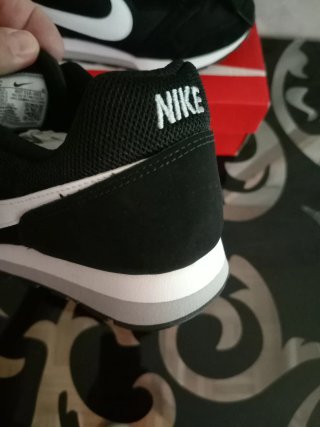 Zapatillas Nike Talla 37.5 Negras y Blancas