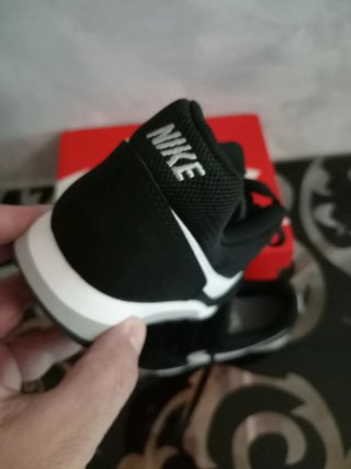 Zapatillas Nike Talla 37.5 Negras y Blancas