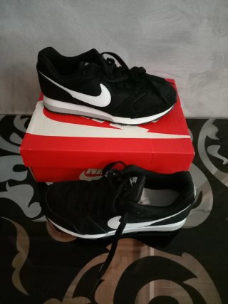 Zapatillas Nike Talla 37.5 Negras y Blancas