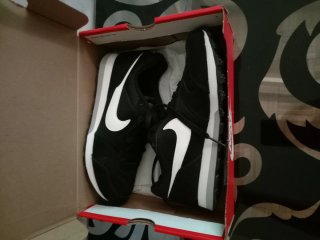 Zapatillas Nike Talla 37.5 Negras y Blancas