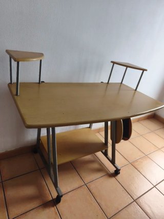 Scrivania in legno con ruote in buone condizioni