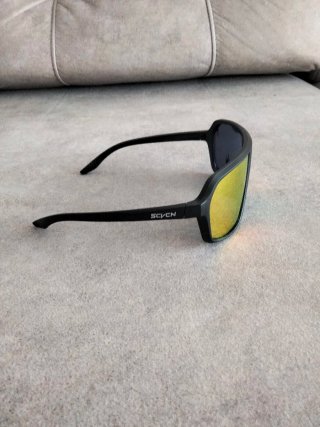Gafas de sol negras con lentes multicolor
