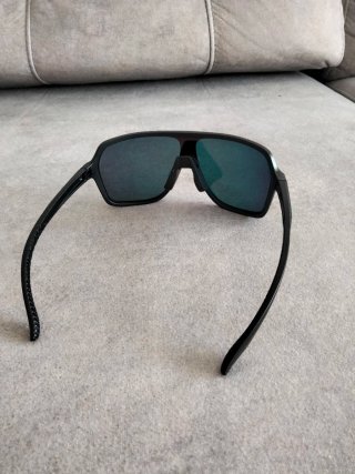 Gafas de sol negras con lentes multicolor