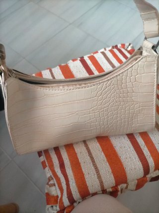 Bolso de mano beige efecto piel