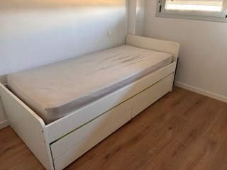 Mesa de comedor y sillas de madera