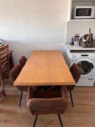 Mesa de comedor y sillas de madera