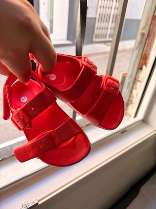 Zapatillas y sandalias infantiles blancas y rojas