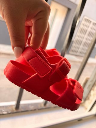 Zapatillas y sandalias infantiles blancas y rojas
