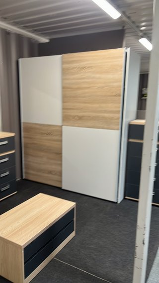 Armario puertas correderas madera y blanco