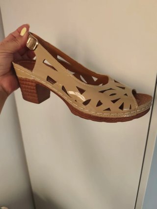 Sandalias beige de mujer