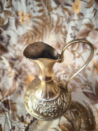Brocca e piatto dorati decorati