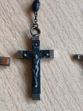 Antichi rosari in legno e corallo