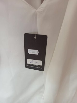 Camisa blanca elegante mujer