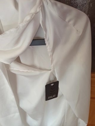 Camisa blanca elegante mujer