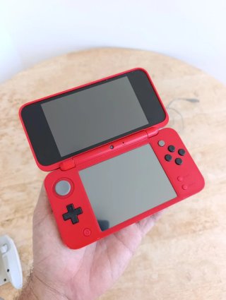 Nintendo 2DS XL Pokéball Pokémon console