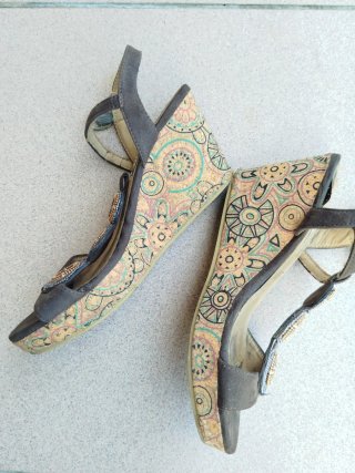 Sandalias cuña ante marrón abalorios
