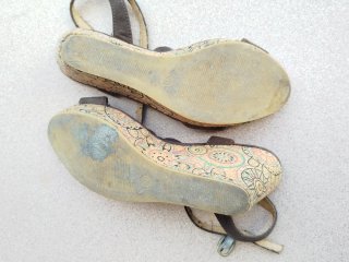 Sandalias cuña ante marrón abalorios