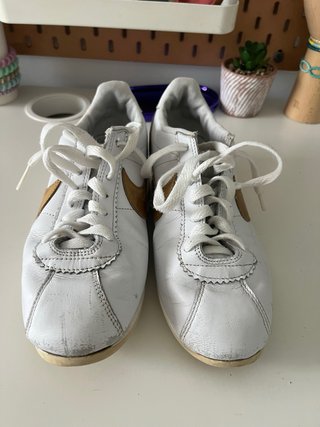 Zapatillas Nike Blancas y Doradas T.38.5