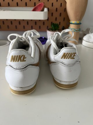 Zapatillas Nike Blancas y Doradas T.38.5
