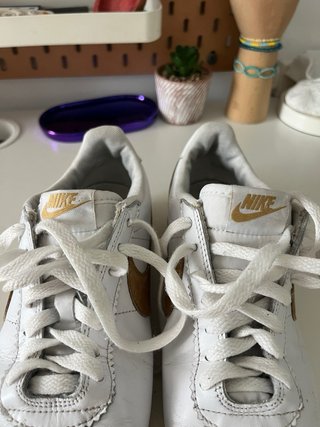 Zapatillas Nike Blancas y Doradas T.38.5