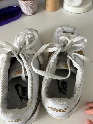 Zapatillas Nike Blancas y Doradas T.38.5