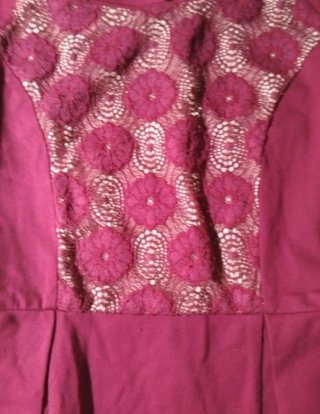 Vestido bordô com detalhes