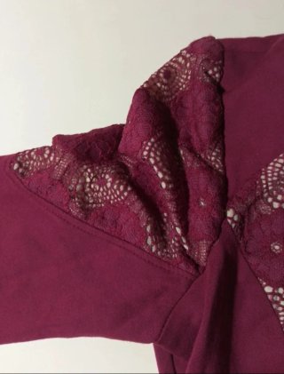 Vestido bordô com detalhes