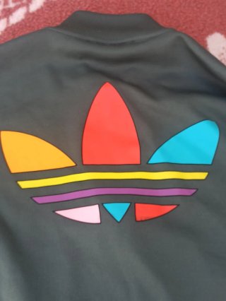 SUDADERA ADIDAS PHARREL WILLIAMS EDICIÓN LIMITADA.