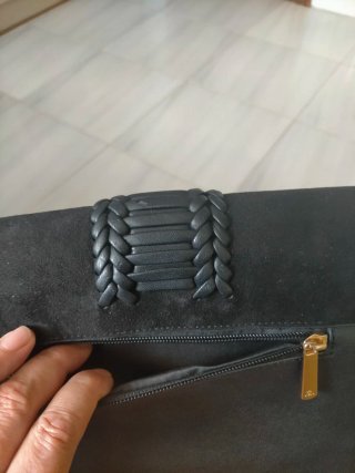 Bolso de mano negro con trenzado