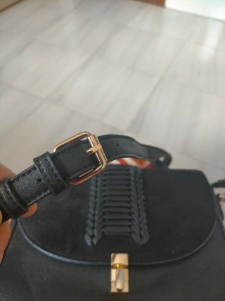 Bolso de mano negro con trenzado