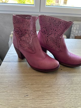 Botines rosas con perforaciones