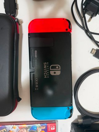 Nintendo Switch con giochi e custodia