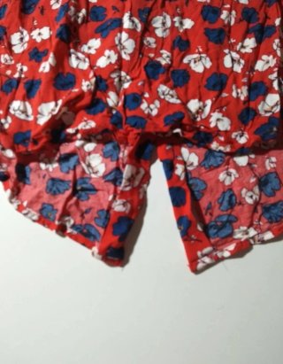 Blusa floral vermelha e azul