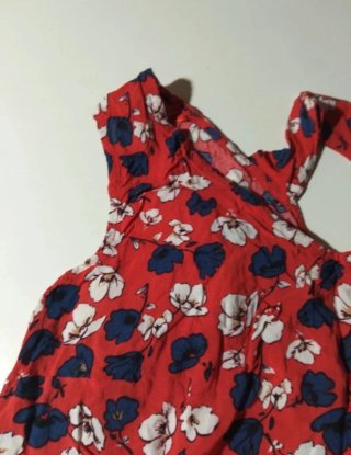 Blusa floral vermelha e azul