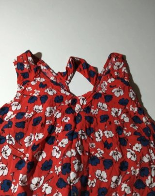 Blusa floral vermelha e azul