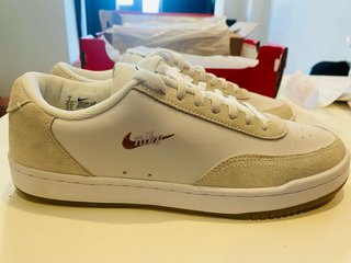 Zapatillas Nike Beige y Blancas