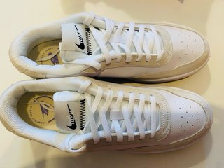Zapatillas Nike Beige y Blancas