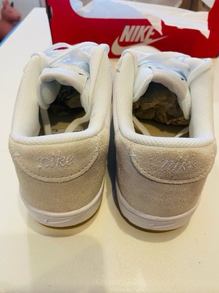 Zapatillas Nike Beige y Blancas